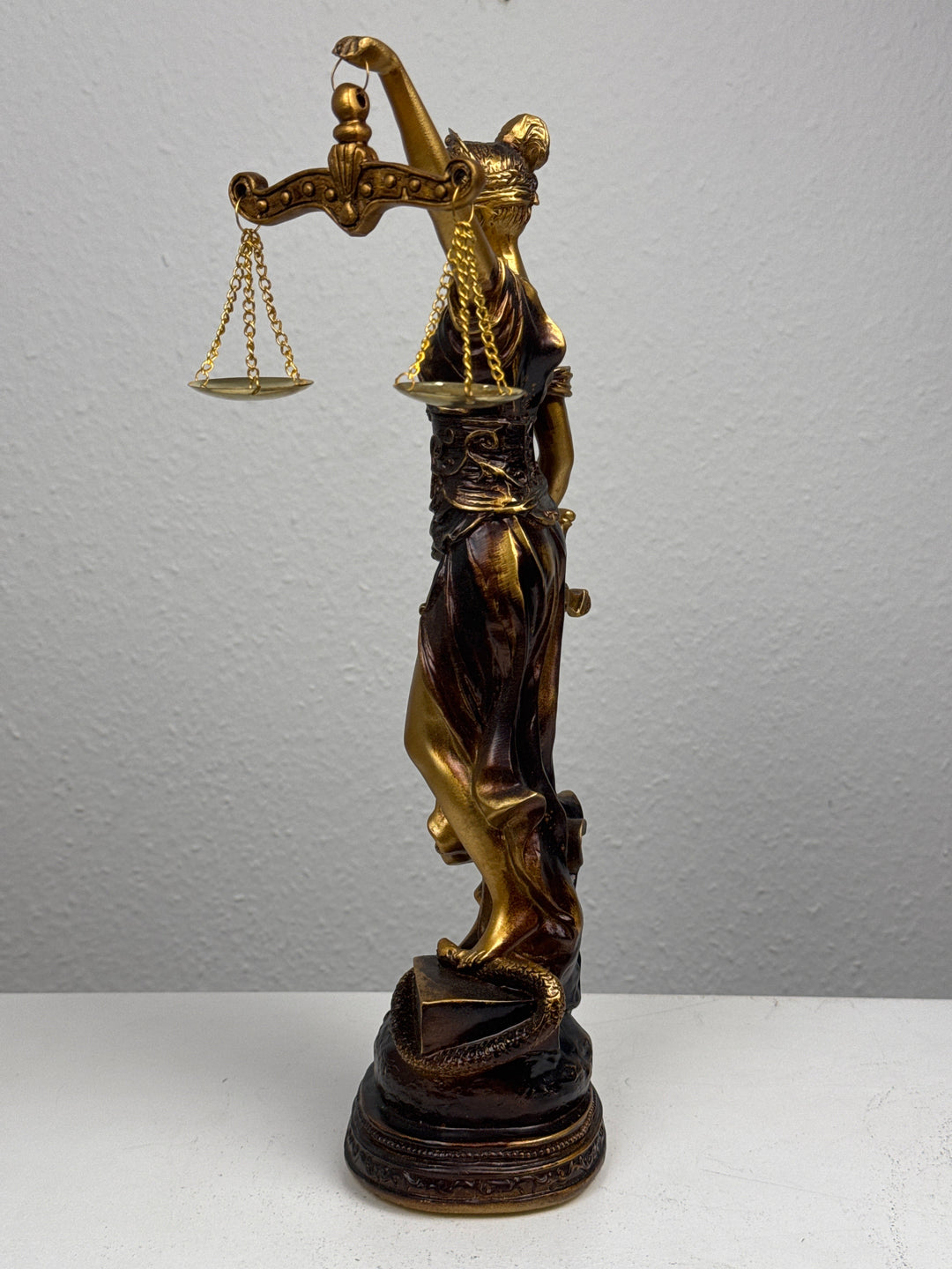 Justitia Szobor – A Törvény és Igazságosság Jelképe (Antikolt bronz hatású)