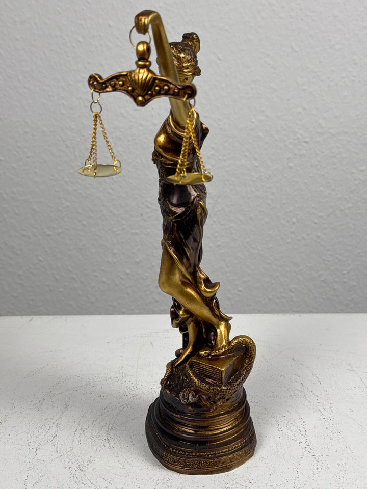 Justitia Szobor – A Törvény és Igazságosság Jelképe (Kicsi, antikolt bronz hatású)