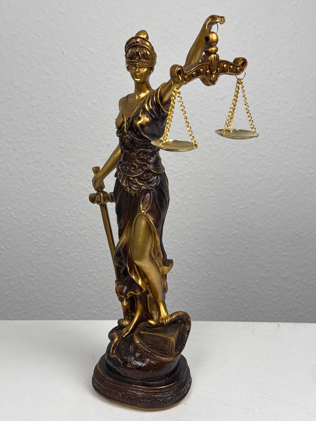 Justitia Szobor – A Törvény és Igazságosság Jelképe (Antikolt bronz hatású)