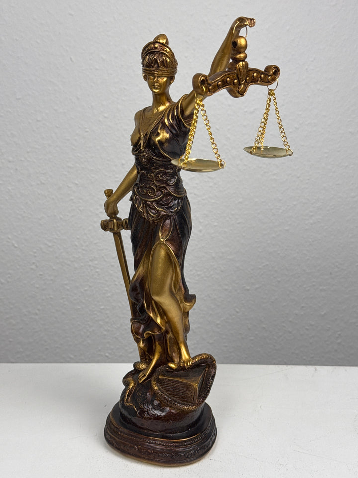 Justitia Szobor – A Törvény és Igazságosság Jelképe (Antikolt bronz hatású)