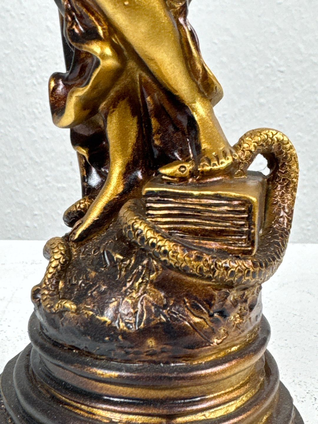 Justitia Szobor – A Törvény és Igazságosság Jelképe (Kicsi, antikolt bronz hatású)