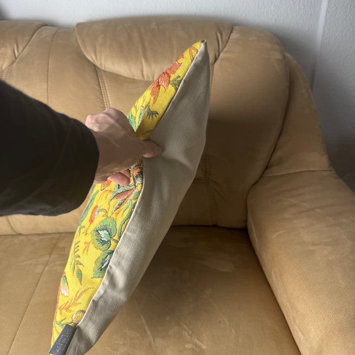 Sárga párnahuzat bazsarózsa mintával, botanikai design a Toile de Jouy Múzeumból (jacquard szövés)