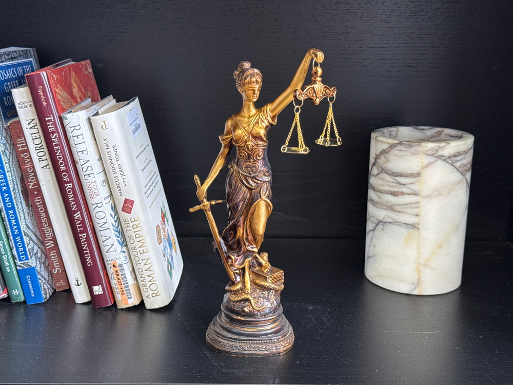 Justitia Szobor – A Törvény és Igazságosság Jelképe (Kicsi, antikolt bronz hatású)