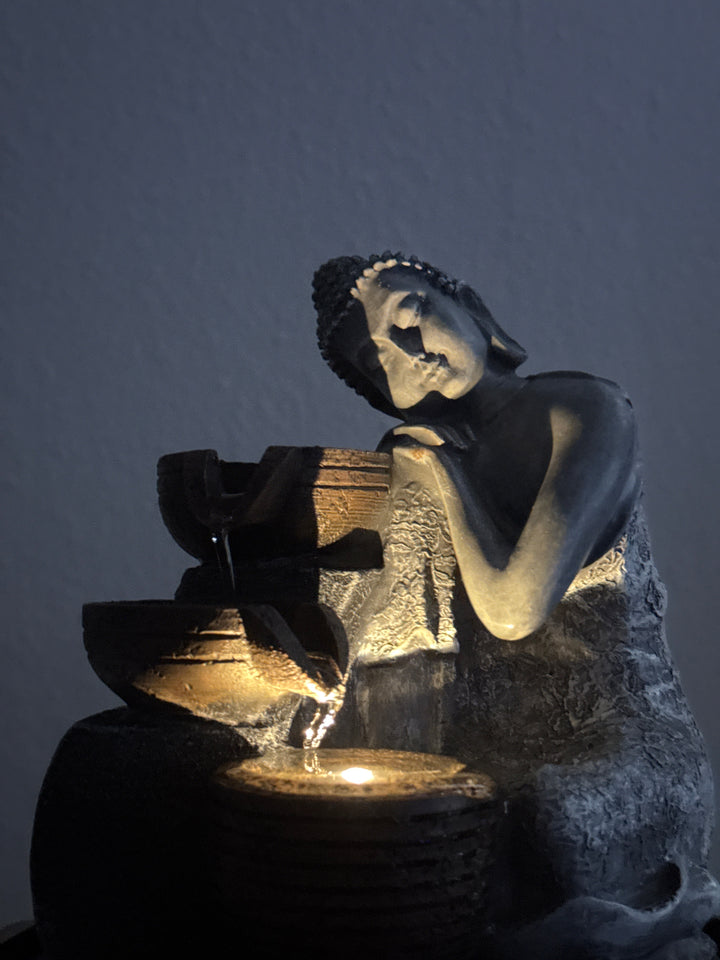 Buddha Beltéri Szökőkút – Zen Nyugalom Fénnyel és Vízzel