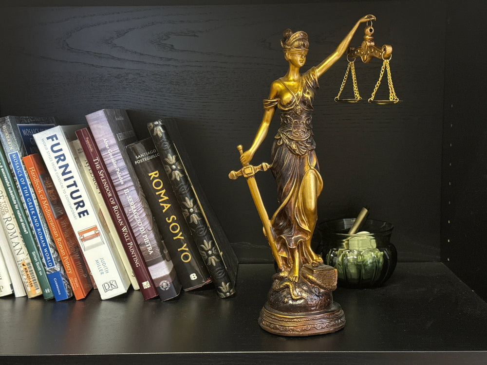 Justitia Szobor – A Törvény és Igazságosság Jelképe (Antikolt bronz hatású)