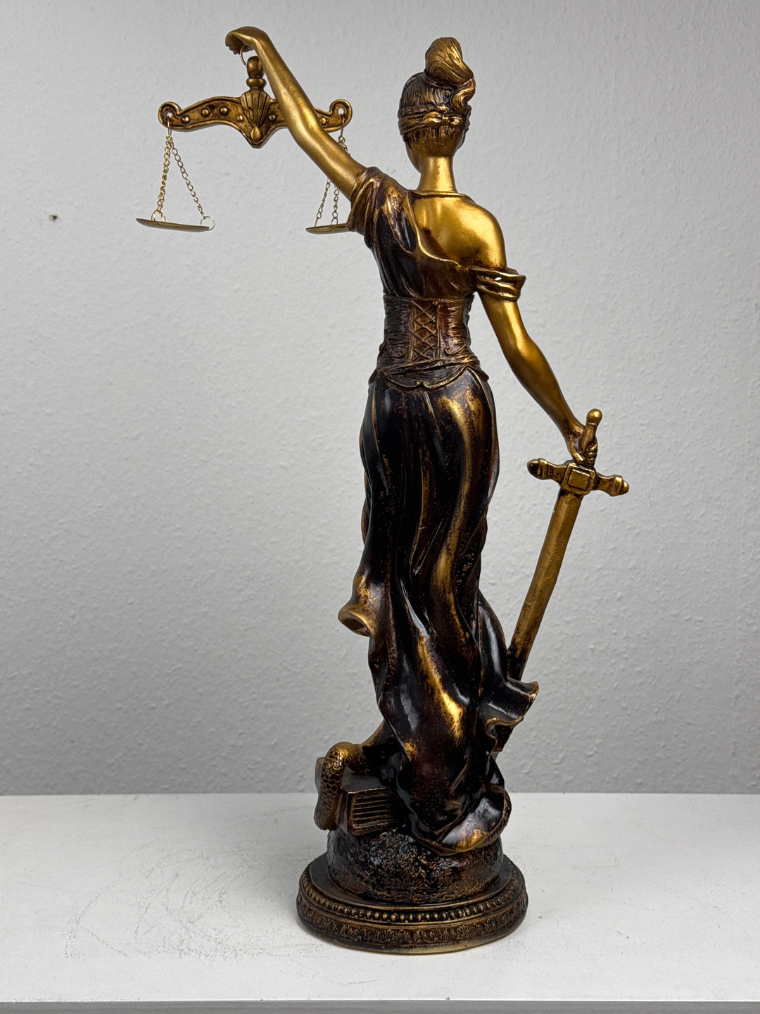 Justitia Szobor – A Törvény és Igazságosság Jelképe (Nagy, antikolt bronz hatású)