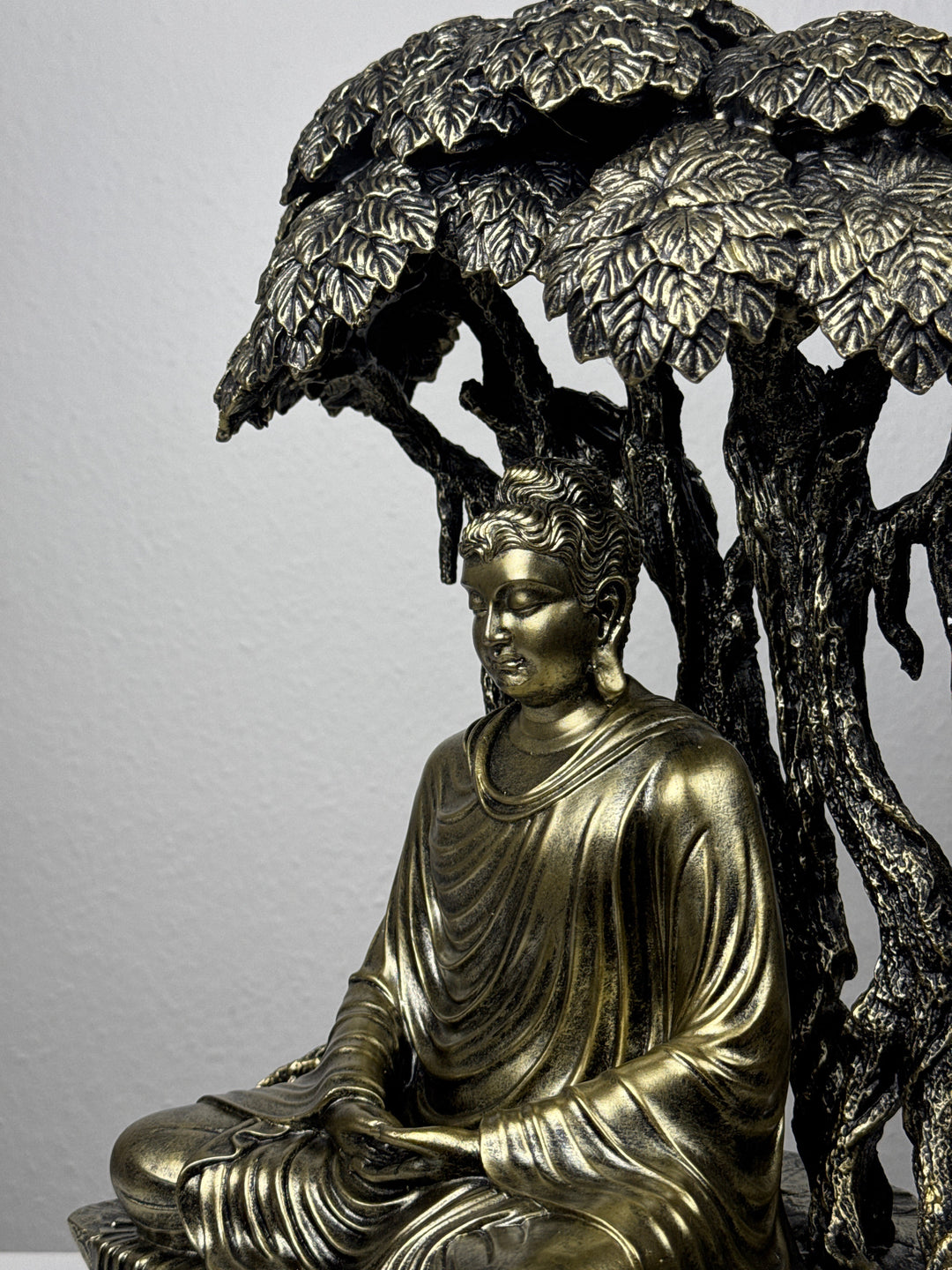 Buddha Szobor a Bodhi-Fa Alatt (Bronz Hatású)