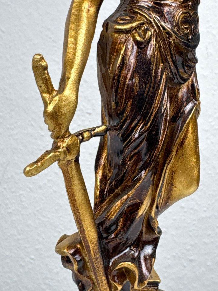 Justitia Szobor – A Törvény és Igazságosság Jelképe (Kicsi, antikolt bronz hatású)