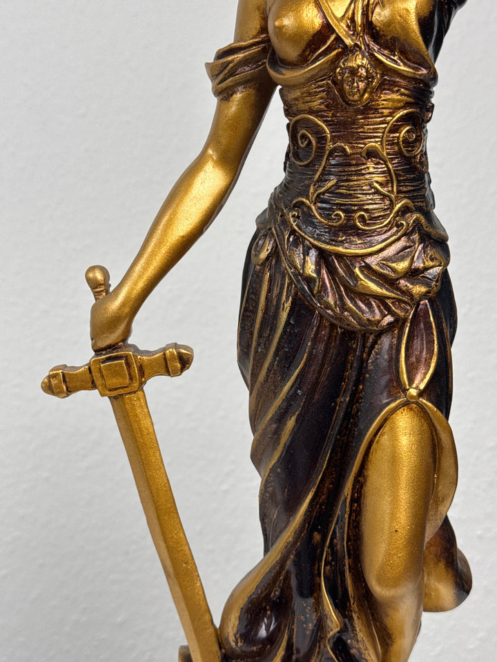 Justitia Szobor – A Törvény és Igazságosság Jelképe (Nagy, antikolt bronz hatású)