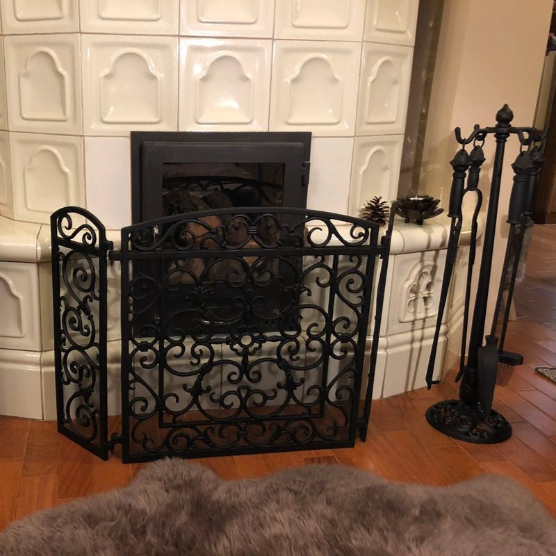 Öntöttvas kandalló eszközkészlet fenyőtoboz díszítéssel