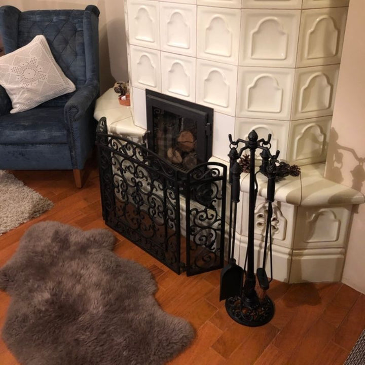 Öntöttvas kandalló eszközkészlet fenyőtoboz díszítéssel