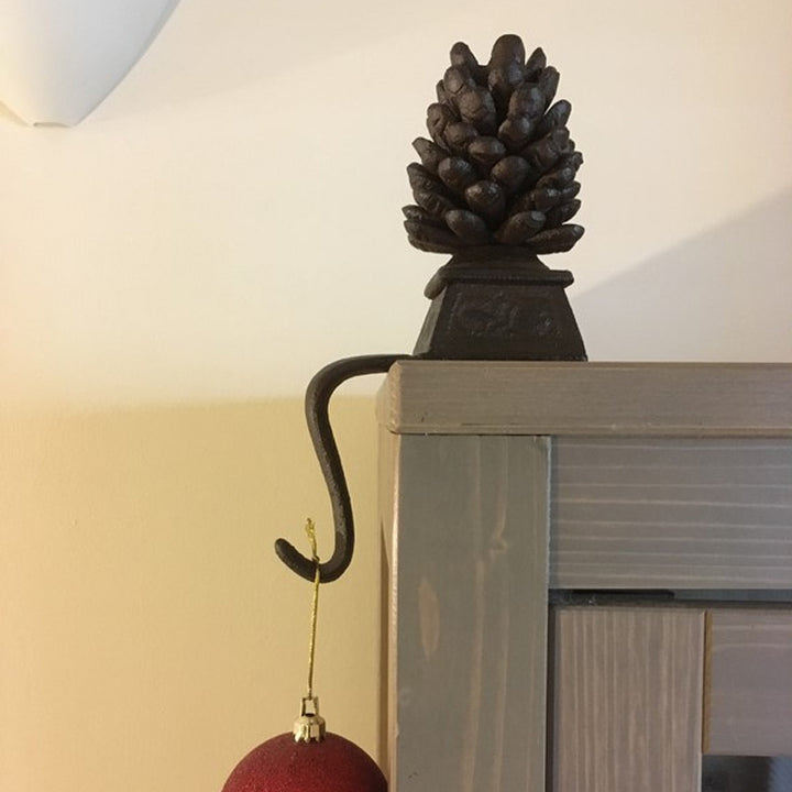 Öntöttvas karácsonyi zoknitartó fenyőtoboz díszítéssel