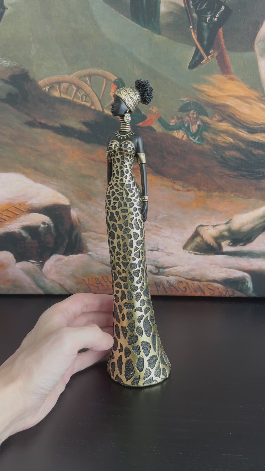 Afrikai Nő Szobra Elegáns Leopárdmintás Ruhában