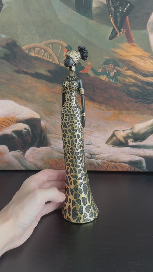 Afrikai Nő Szobra Elegáns Leopárdmintás Ruhában