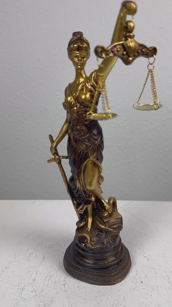 Justitia Szobor – A Törvény és Igazságosság Jelképe (Kicsi, antikolt bronz hatású)