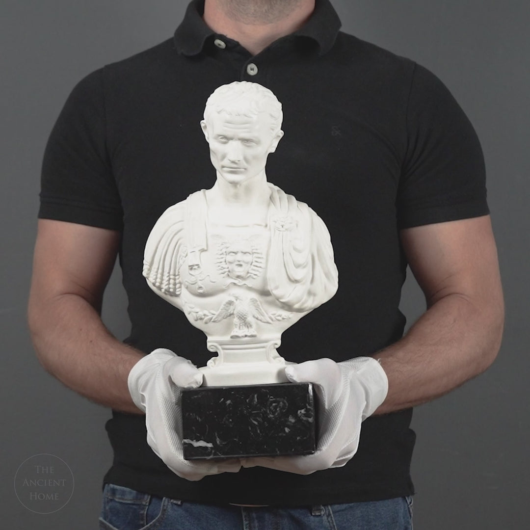 Julius Caesar díszpáncélos mellszobra –  Andrea Ferrucci nyomán (Fekete márvány talapzaton)