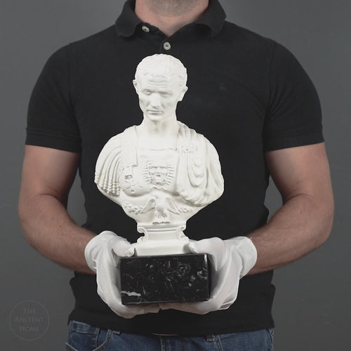 Julius Caesar díszpáncélos mellszobra –  Andrea Ferrucci nyomán (Fekete márvány talapzaton)