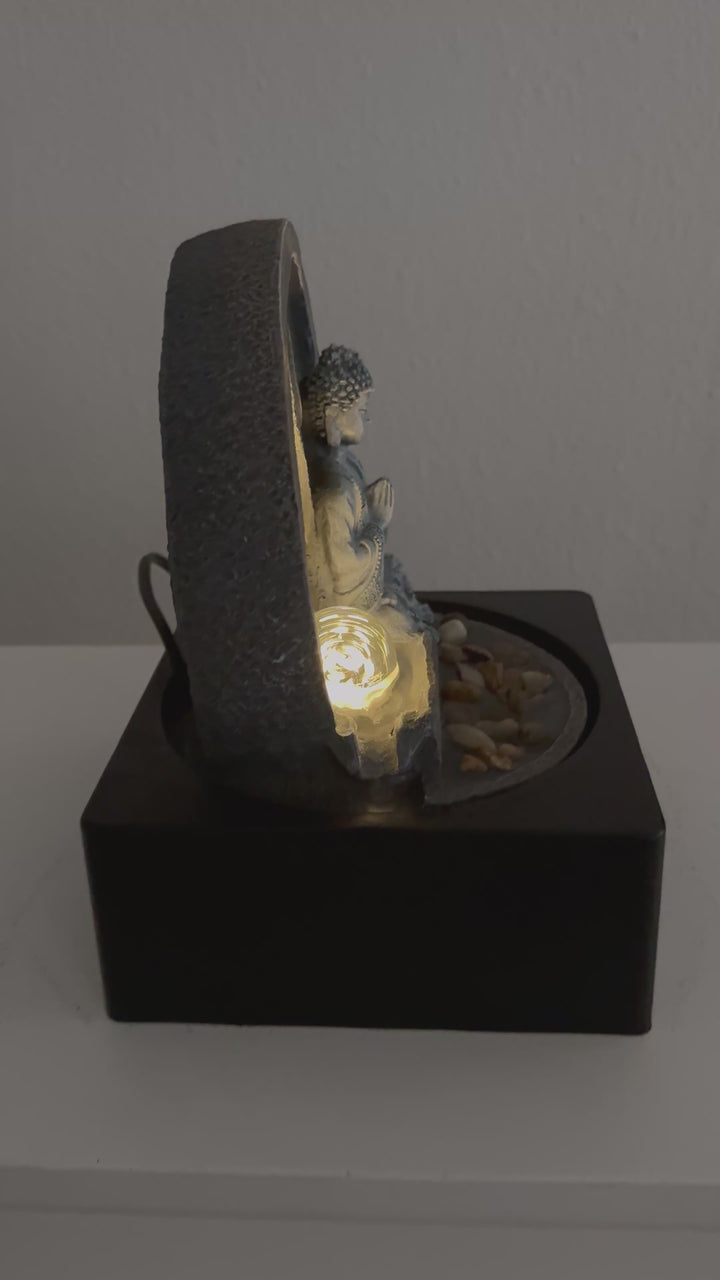 Meditáló Buddha Szökőkút – Zen Nyugalom Fénnyel és Vízzel