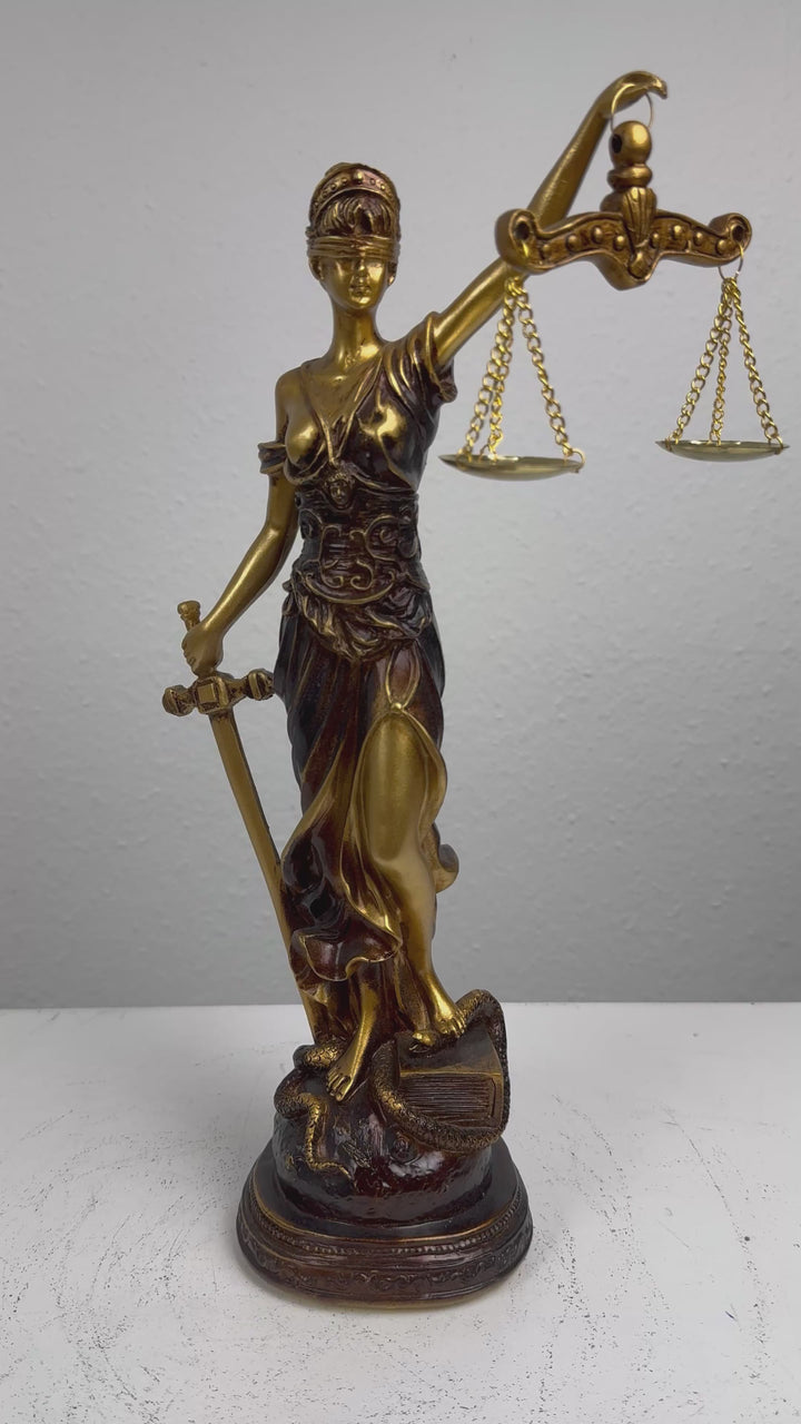 Justitia Szobor – A Törvény és Igazságosság Jelképe (Antikolt bronz hatású)
