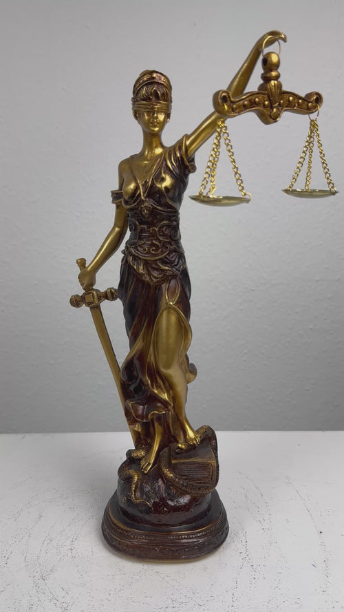 Justitia Szobor – A Törvény és Igazságosság Jelképe (Antikolt bronz hatású)