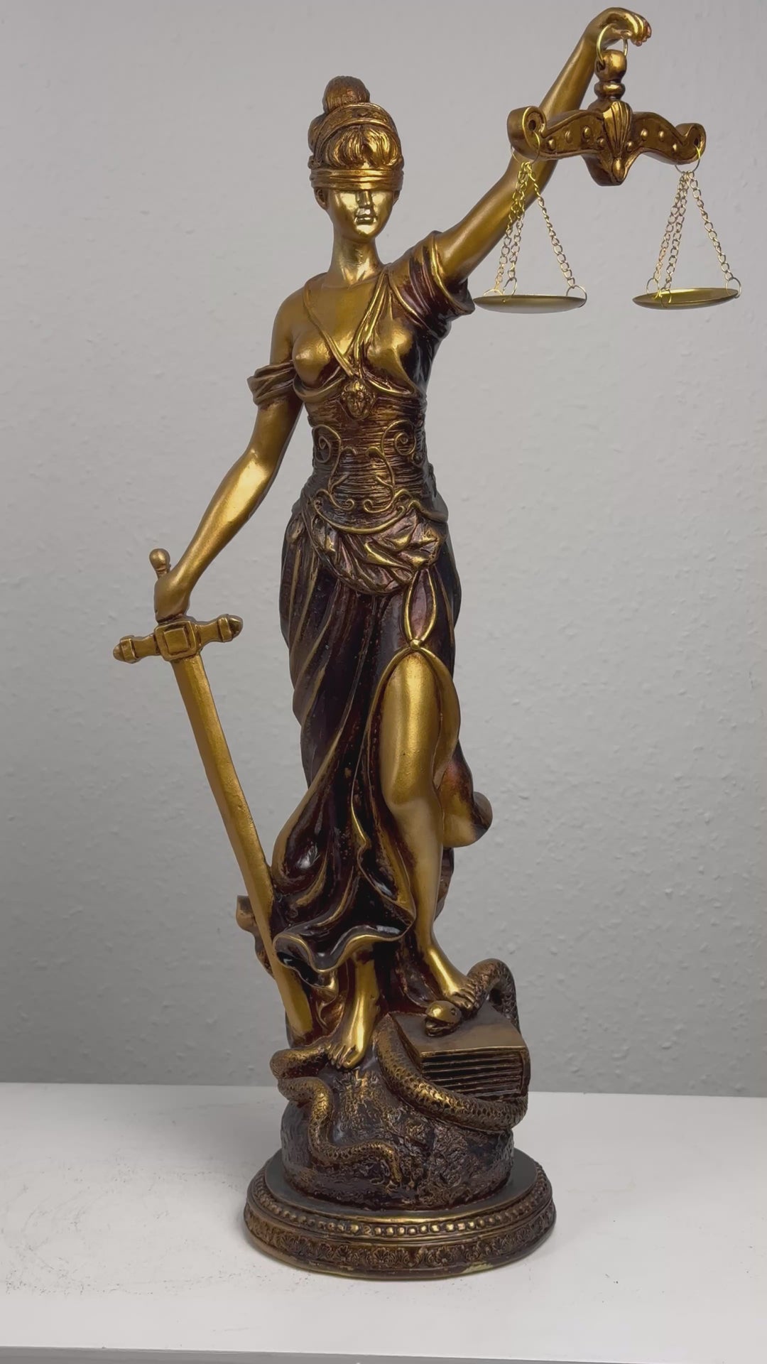 Justitia Szobor – A Törvény és Igazságosság Jelképe (Nagy, antikolt bronz hatású)