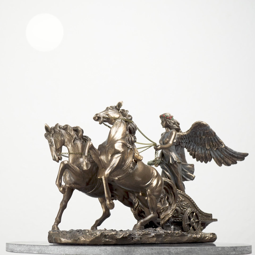 Niké Szobor Diadalszekéren (A győzelem istennője – Hidegen öntött bronz szobor)