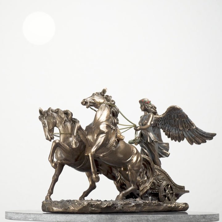 Niké Szobor Diadalszekéren (A győzelem istennője – Hidegen öntött bronz szobor)