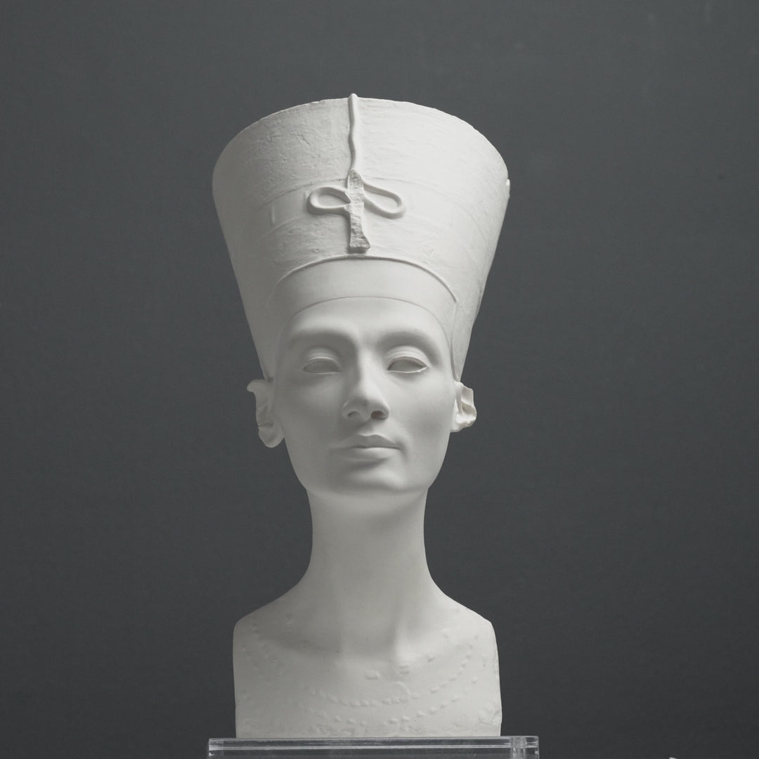 Nefertiti mellszobor – Fehér (Berlin Egyiptomi Múzeum)