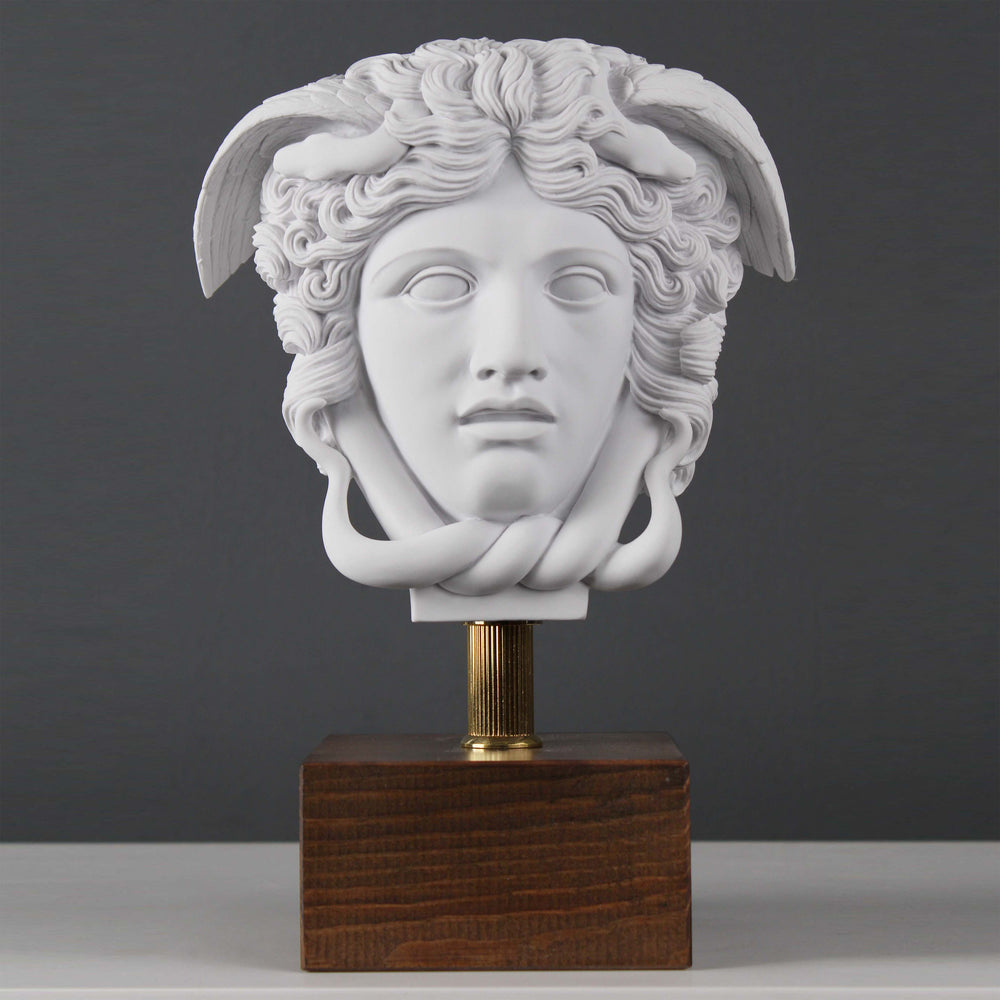 Medusa fej szobor fa talpazaton